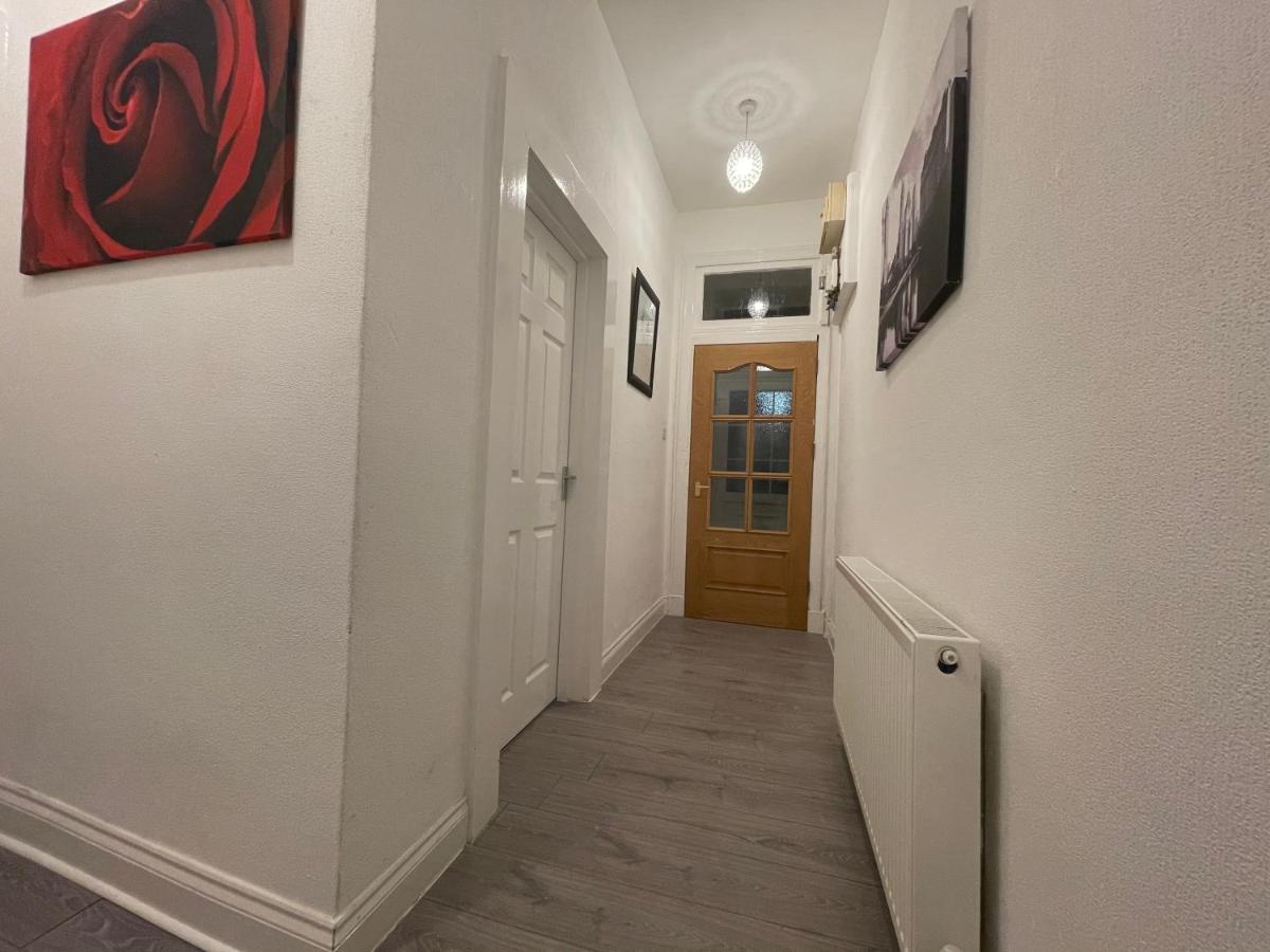 Hla Holytown Lägenhet Mossend Exteriör bild